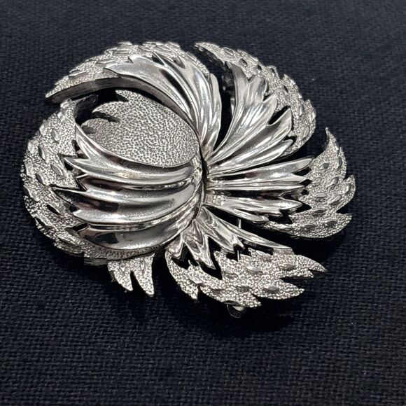 Vintage Trifari Brooch Swirl Silver Tone Textured Modernist - Picture 3 of 11